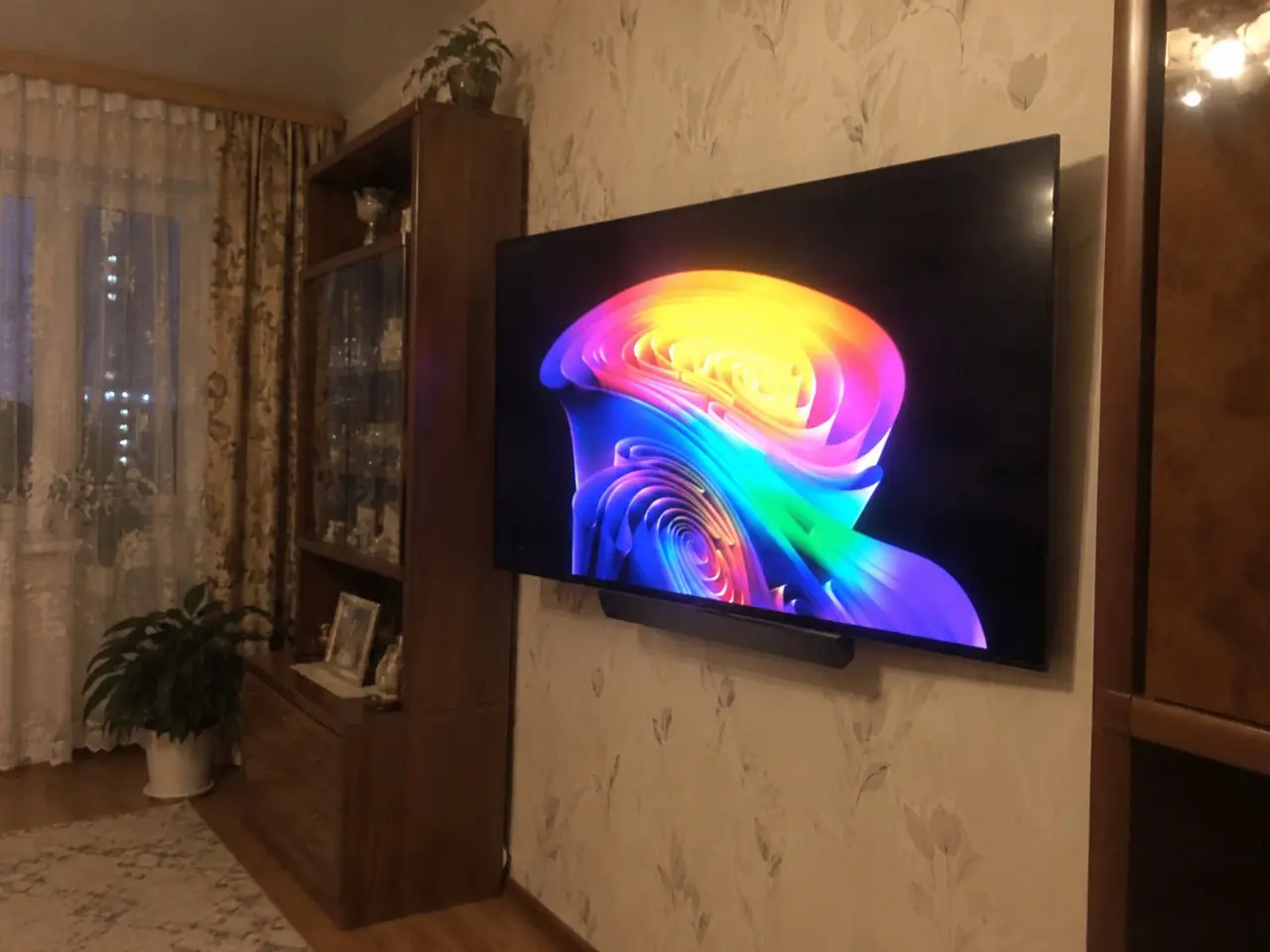 До ремонта: Перезагружается на заставке